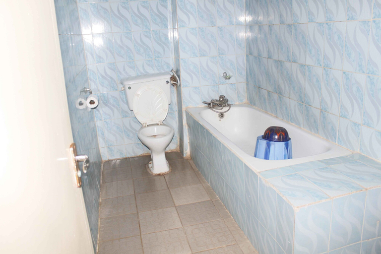Bathroom 3, De' Nevilla Hotel, Kaduna South