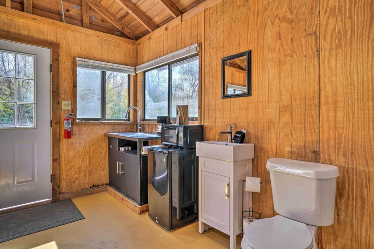 Bathroom 4, Waterfront Lake Dunlap Studio Cabin w/ Dock, Guadalupe