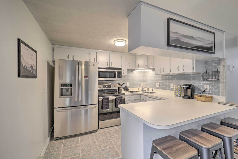 Others 5, Cozy Beech Mountain Condo w/ Fireplace & Deck, Watauga