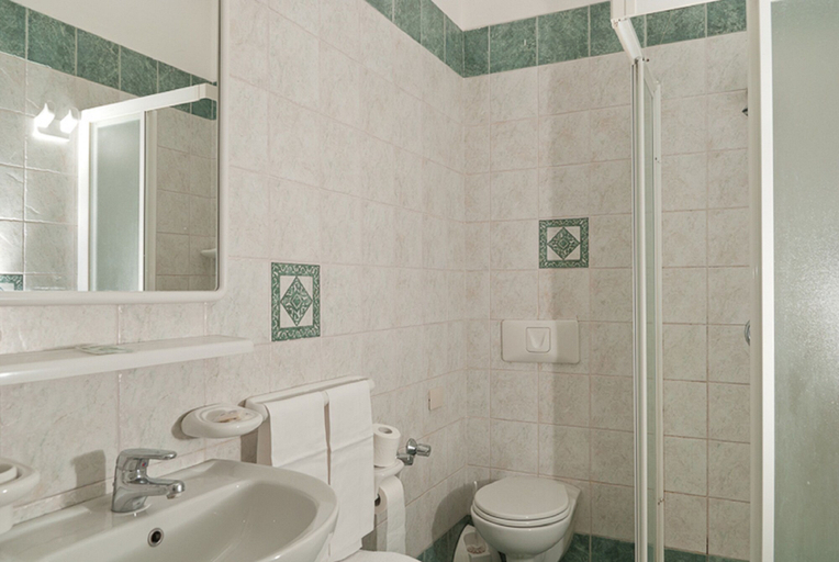 Bathroom 4, Hotel Del Postiglione, Napoli