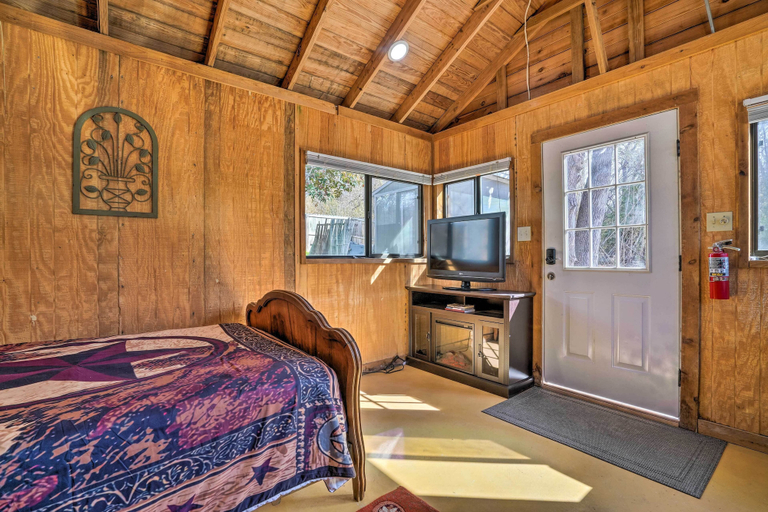 Others 5, Waterfront Lake Dunlap Studio Cabin w/ Dock, Guadalupe