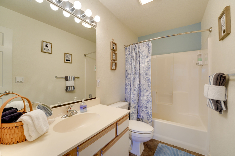 Bathroom 4, Branson Condo w/ Pool - Walk to The Strip!, Taney
