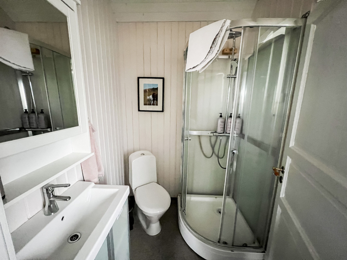 Bathroom 3, Garður Apartments, Sandgerði