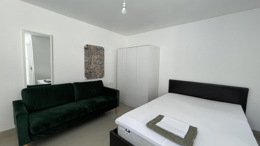 Room 2, Immaculate 1-bed Studio in London, London