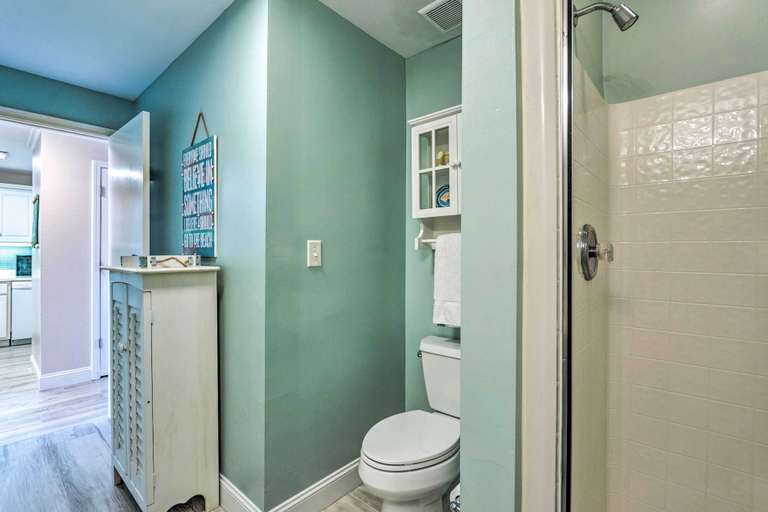 Bathroom 5, Bayfront Okaloosa Island Condo w/ Beach Boardwalk!, Okaloosa