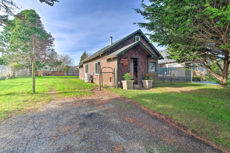 Exterior & Views 1, Unique Dog-Friendly Log Cabin: Short Walk to Ocean, Del Norte