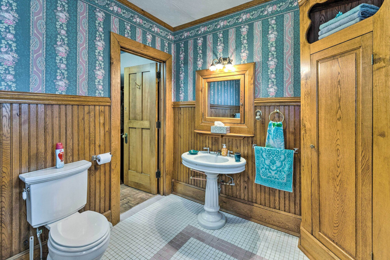 Bathroom 4, Belvidere Getaway on Kishwaukee River!, Boone