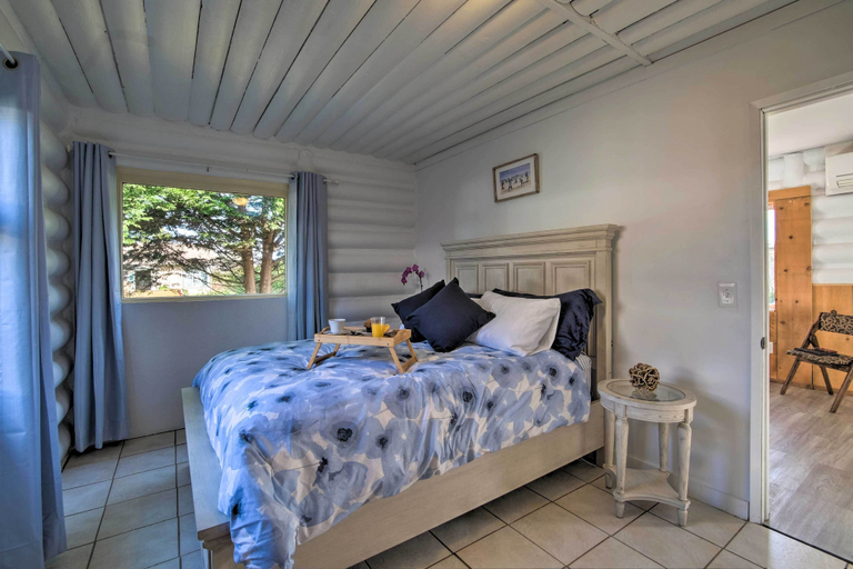 Bedroom 2, Unique Dog-Friendly Log Cabin: Short Walk to Ocean, Del Norte