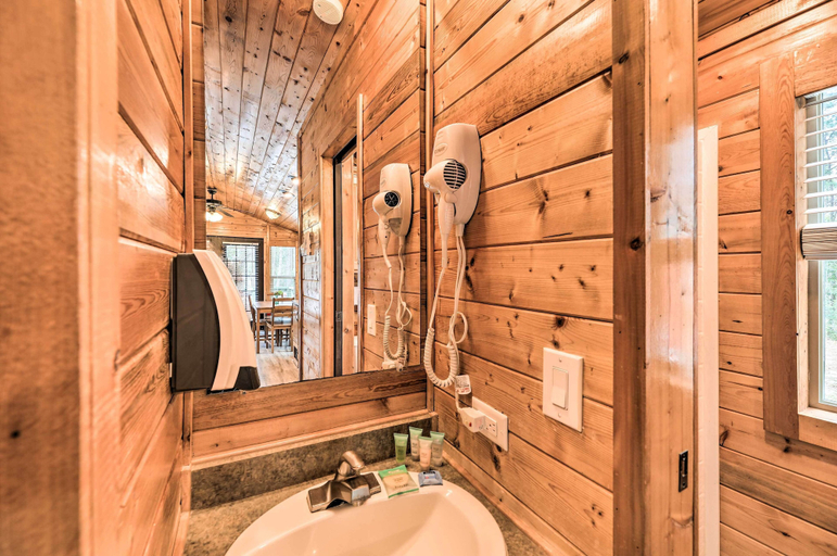 Bathroom, Beautiful New Bern Studio Cabin w/ Fire Pit!, Craven