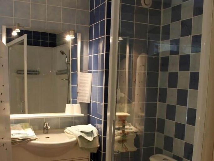 Bathroom 5, La Coutrotte Becquine, Côte-d'Or