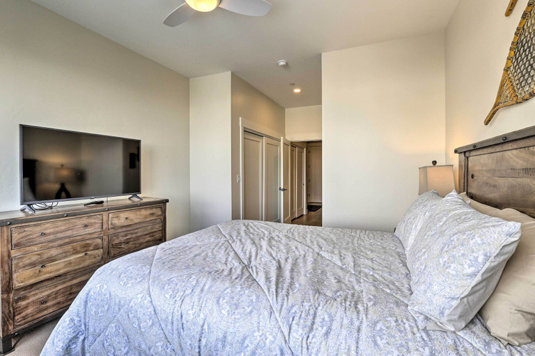 Bedroom 3, Newly Built Ski Condo w/ Hot Tub & Shuttle Access!, Grand