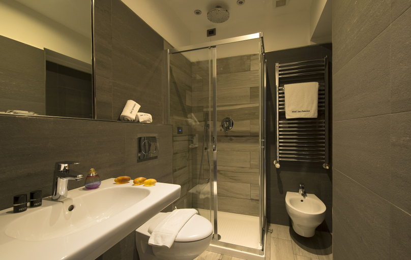 Bathroom 4, Hotel San Francisco, Milano