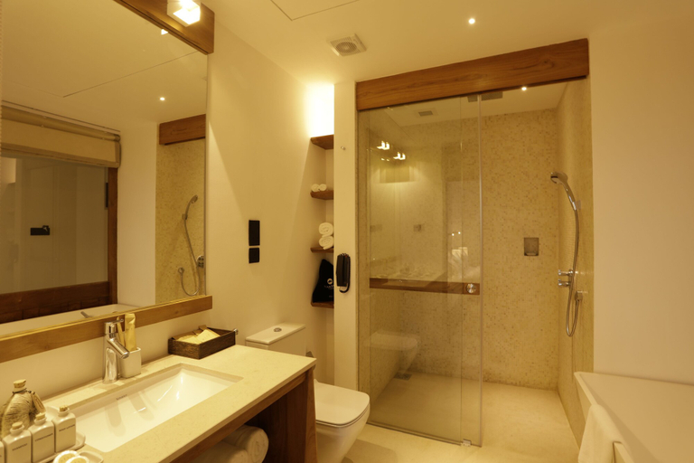 Bathroom 5, Riff Hikkaduwa, Hikkaduwa