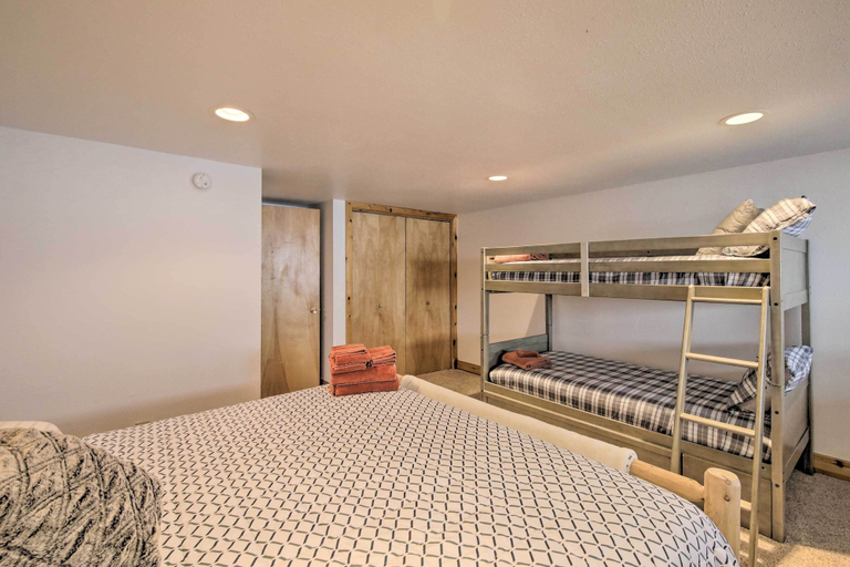 Others 3, A-frame Home w/ Breathtaking Views & Hot Tub!, Gallatin
