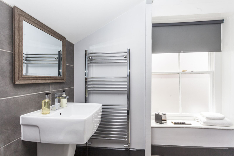 Bathroom 4, The Ship Inn, Essex