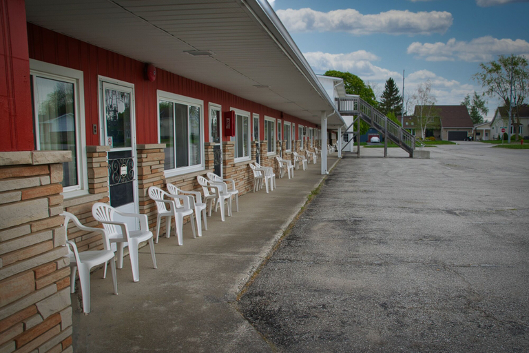 Food & Drinks, Maple Leaf Inn & Suites, Bruce