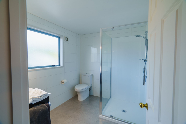 Bathroom 5, Anchorage Motor Lodge, Napier