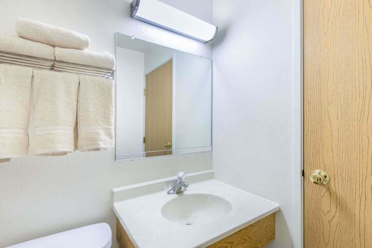 Bathroom 4, Super 8 by Wyndham West Middlesex/Sharon Area, Mercer