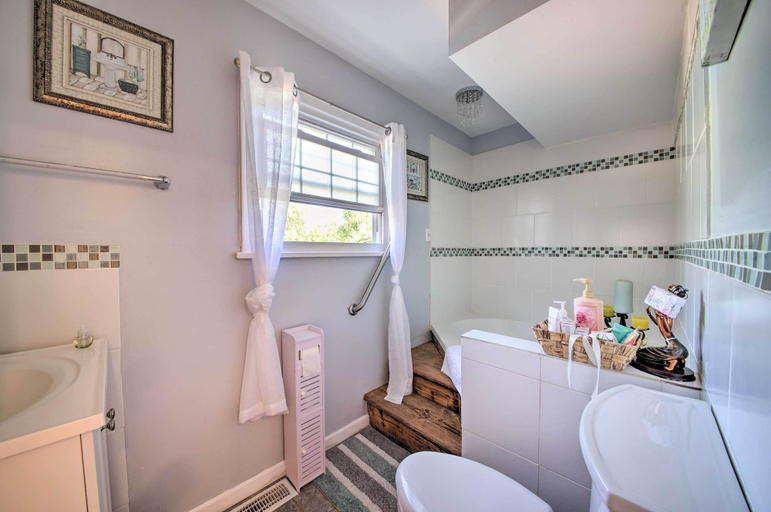 Bathroom 5, 'Hidden Paradise' on 5 Acres w/ Hot Tub & Deck!, Saint Louis