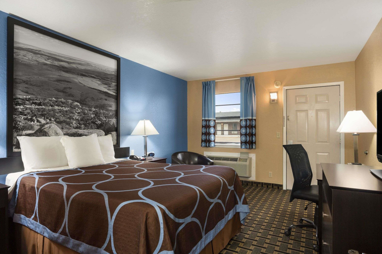 Bedroom 3, Super 8 by Wyndham Henryetta, Okmulgee