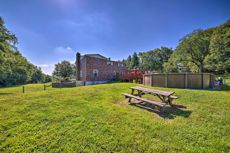 Exterior & Views 2, 'Hidden Paradise' on 5 Acres w/ Hot Tub & Deck!, Saint Louis