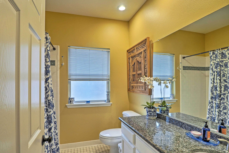 Bathroom 4, Round Rock Lakefront Home w/ Water Toys & Fire Pit, Williamson