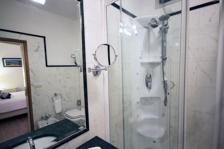 Bathroom 3, Raffaelli Park Hotel, Lucca