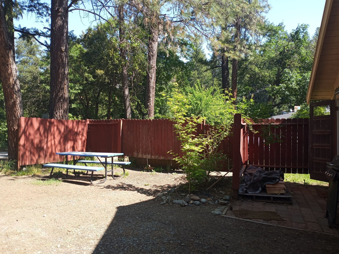 Others 4, Apartment, Siskiyou