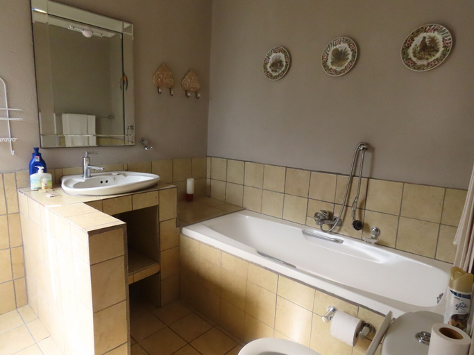 Bathroom 4, Sunset Lodge & Safaris, Mopani