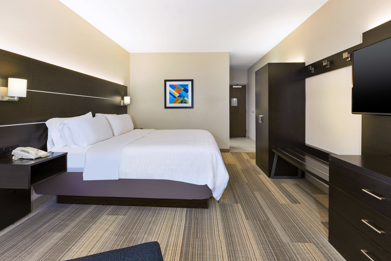 Bedroom 5, Holiday Inn Express DETROIT-WARREN (GM TECH CTR) by IHG, Macomb