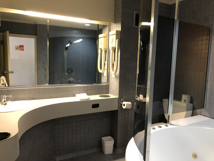 Bathroom 4, Alcamo Hotel & Conference Centre, Hamilton