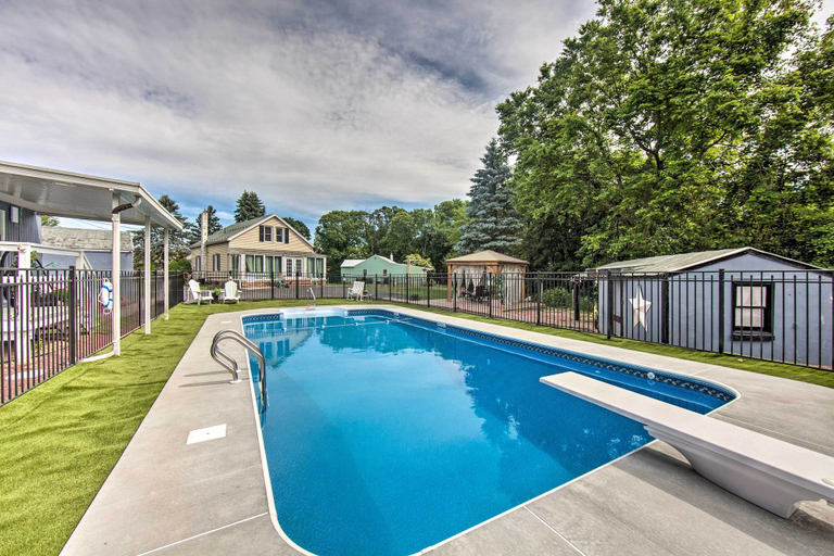 Sport & Beauty 5, Spacious Retreat w/ Pool ~ 2 Mi to Hershey Park!, Dauphin
