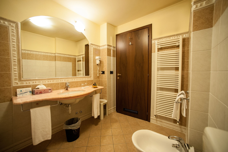 Bathroom 4, Hotel Corte Vecchia, Modena