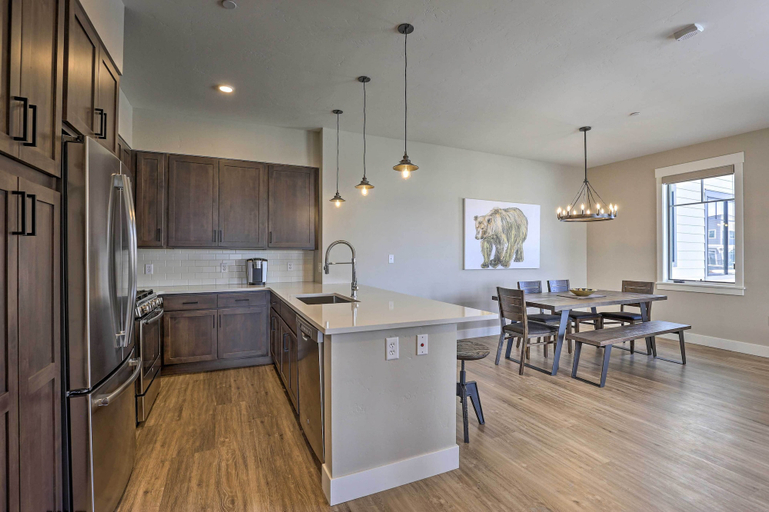 Others 5, Newly Built Ski Condo w/ Hot Tub & Shuttle Access!, Grand