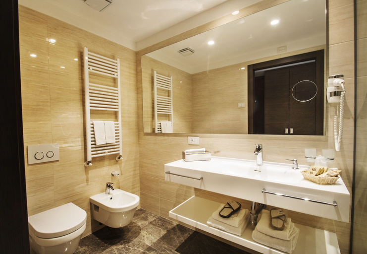 Bathroom 4, Hotel Bisesti, Verona