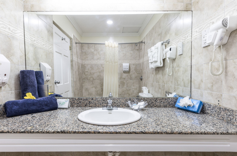 Bathroom 5, Bay Gardens Hotel