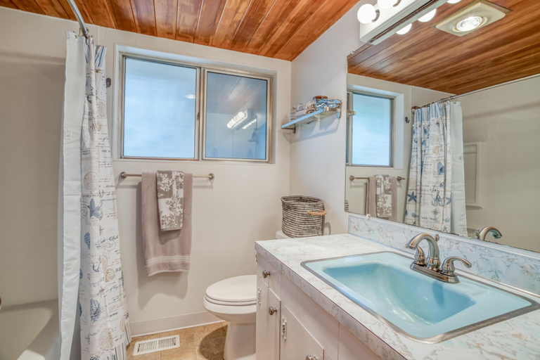 Bathroom 4, Cabin on the Coast MCA 621 - Meredith Lodging, Tillamook