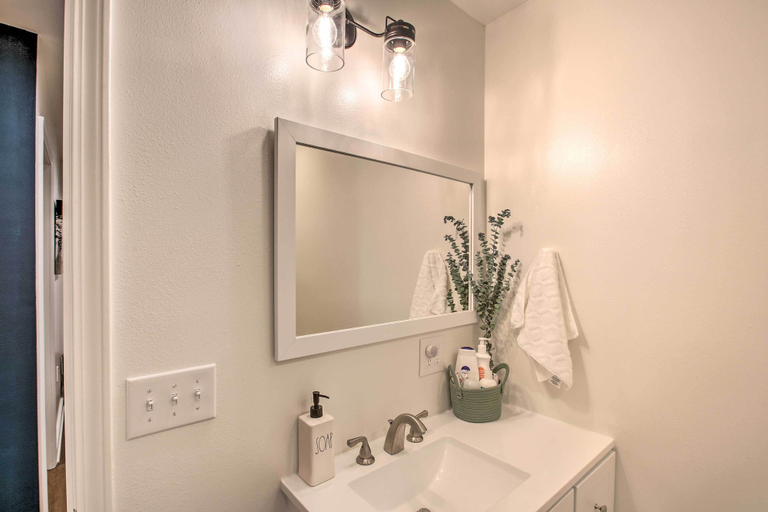 Bathroom, Beautiful Hot Springs Home: Central Location!, Garland