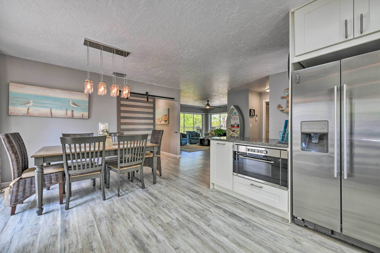 Food & Drinks, Canal-front Gem w/ Pool & Hot Tub in Anna Maria, Manatee