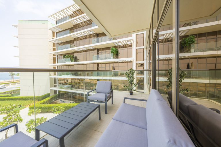 Room 5, Cozy beachfront 1 bedroom apartment -Th8, Dubai