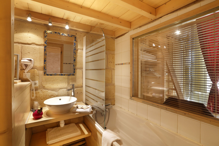Bathroom 4, La Tour Intendance, Gironde