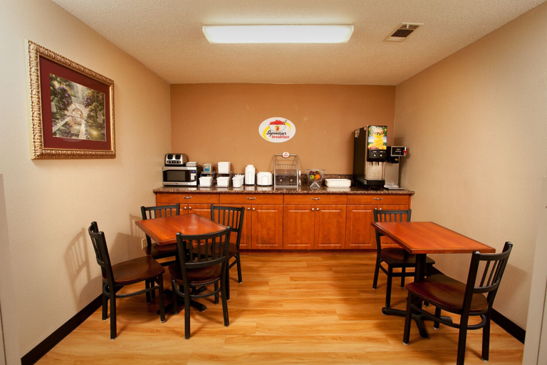 Food & Drinks 5, Super 8 by Wyndham Fairmont, Martin