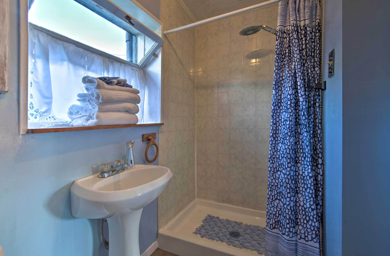 Bathroom 3, Unique Dog-Friendly Log Cabin: Short Walk to Ocean, Del Norte