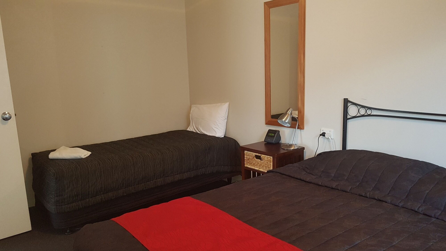 Bedroom 2, Palm Court Motel, Otorohanga