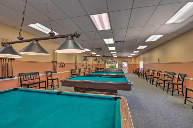 Food & Drinks 5, Bright Home: Pool Access & Screened-In Porch!, Sarasota