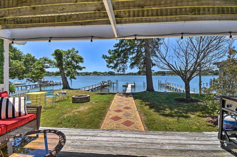 Food & Drinks, Riverfront Cottage: Fire Pit & Kayaks, Middlesex