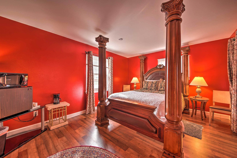 Bedroom 4, 'Hidden Paradise' on 5 Acres w/ Hot Tub & Deck!, Saint Louis
