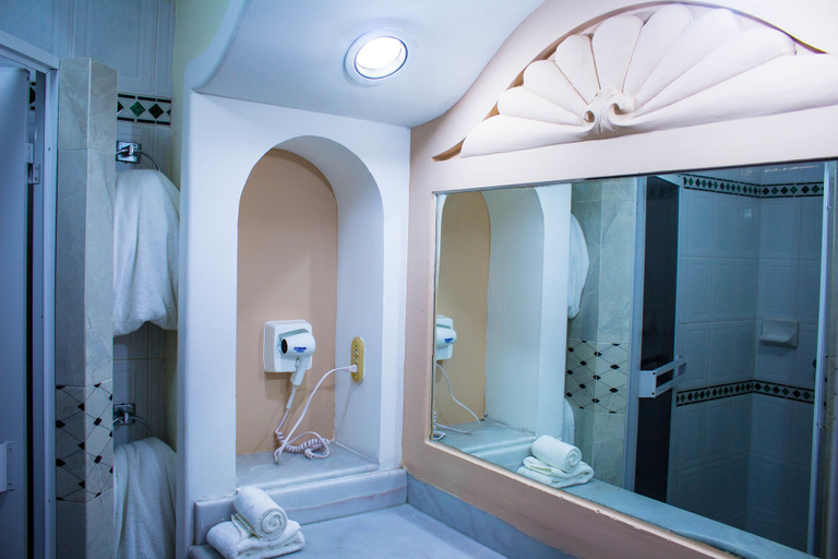 Bathroom 5, Hotel Sands Arenas, Mazatlán