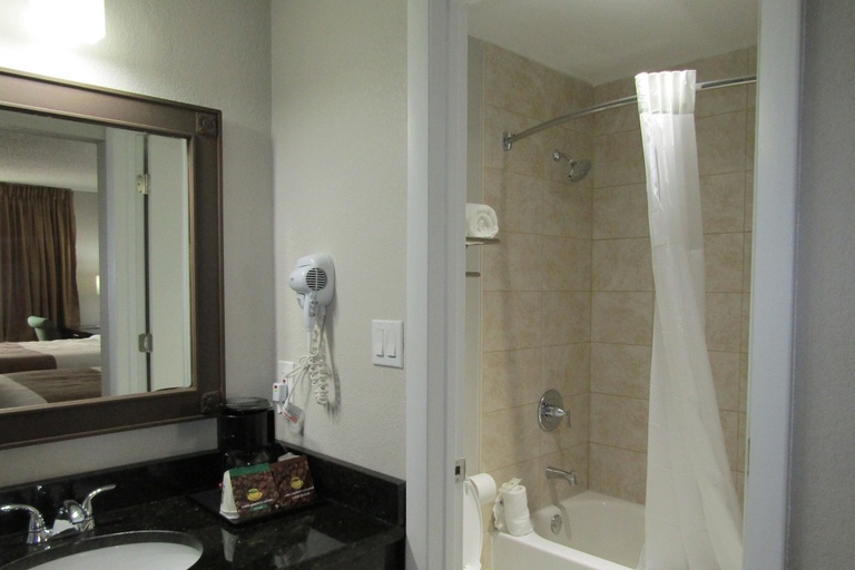 Bathroom 5, Quality Inn & Suites Kissimmee near Main Gate, Osceola