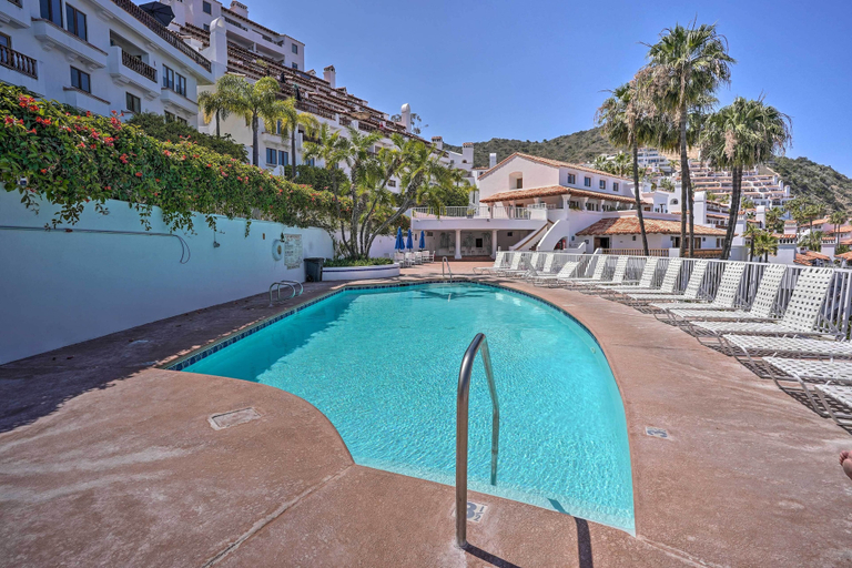 Sport & Beauty 3, Quiet Avalon Getaway Villa w/ Ocean View & Balcony, Los Angeles